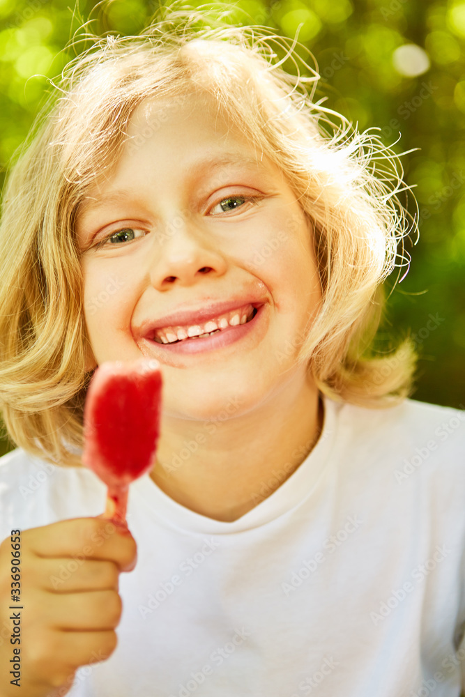Glücklicher blonder Junge beim Eis essen Glücklicher blonder Junge beim Eis essen