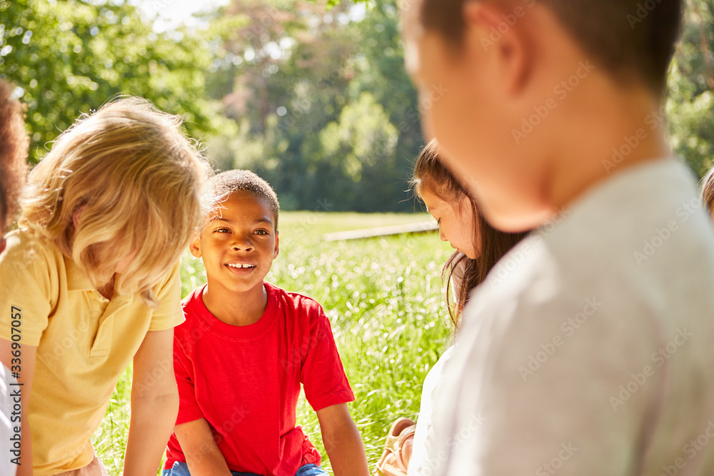 Fototapeta premium Gruppe Kinder auf einer Wiese im Sommer