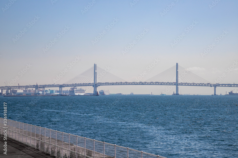 Fototapeta premium (Yokohama, Kanagawa) Most Minatomirai i autobus morski