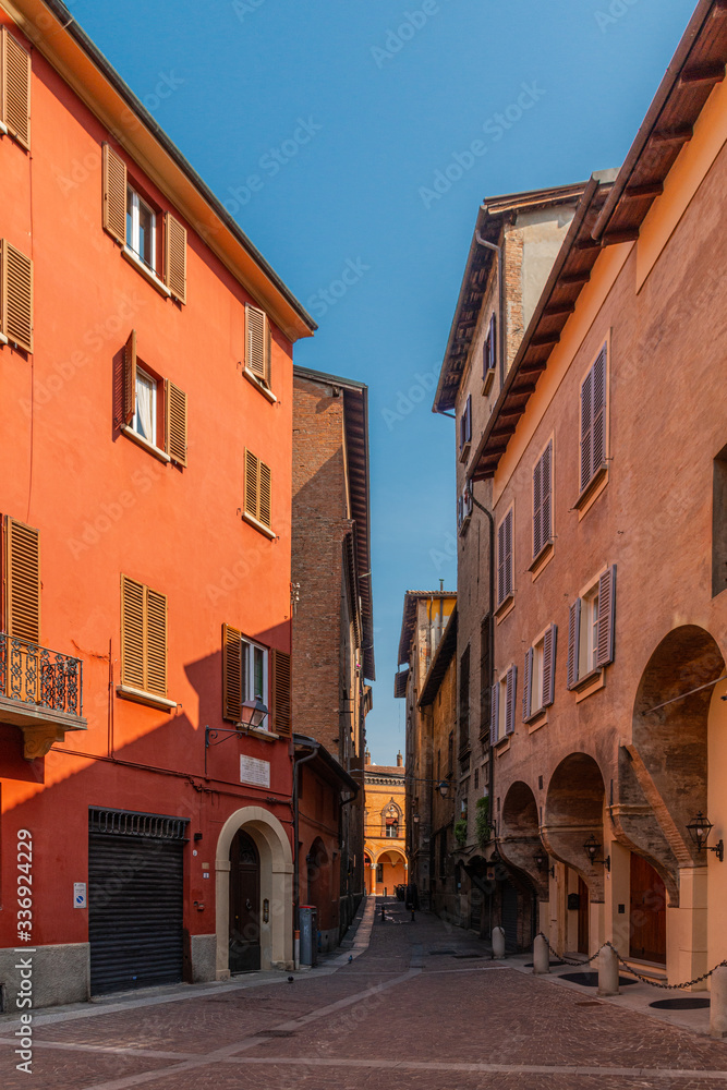 Bologna centro storico reportage abbandonata antica solitudine medioevo giornata di sole strade città stradine Via de' Pepoli