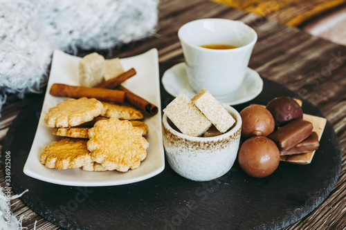 Biscuits au beurre et cannelle tasse de café et chocolats