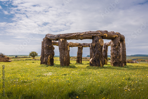 Obraz na płótnie circular,worth matravers,isle of purbeck,swanage,woodhenge,stonehenge,sculpture,dorset,countryside,jurassic coast,field,attraction,beautiful,bright,circle,clouds,construction,curious,england,english,f w salonie