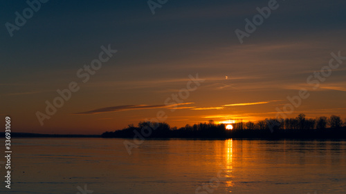 Zachód słońca nad brzegiem rzeki Wisły