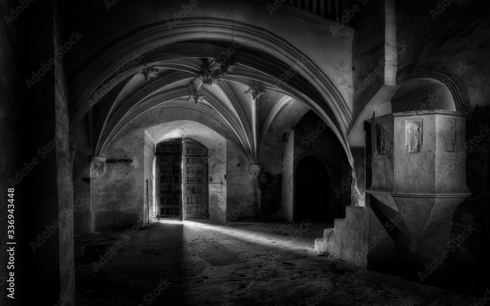 Interior de antigua iglesia abandonada en la penumbra.