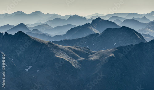 Paisaje del pirineo catalan desde la cima de la montaña de La Pica de Estats (Cataluña, España).
