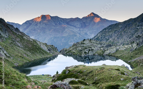 Paisaje del pirineo catalan de subida a la cima de la montaña de La Pica de Estats (Cataluña, España).