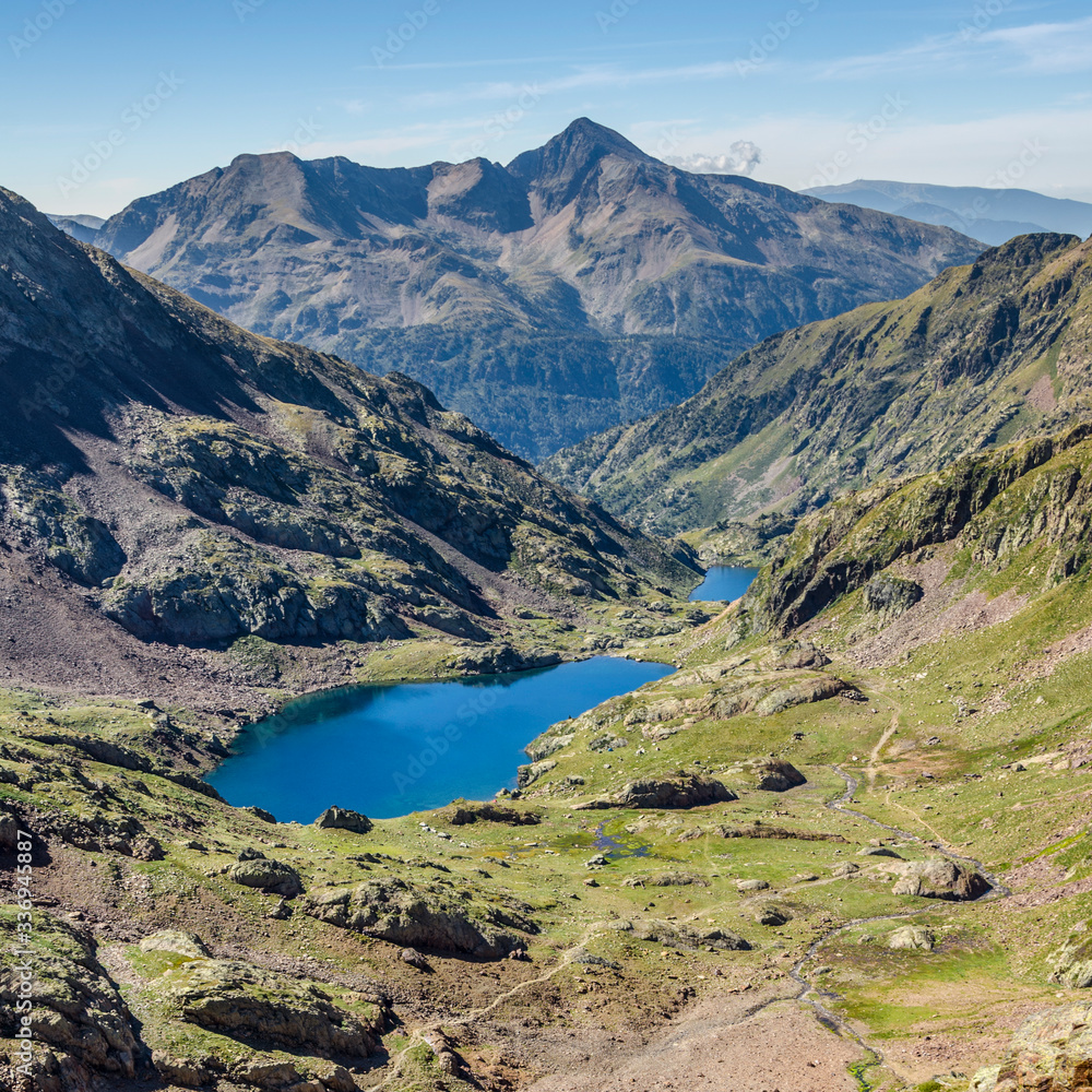 Paisaje del pirineo catalan de subida a la cima de la montaña de La Pica de Estats (Cataluña, España). Paisaje del pirineo catalan de subida a la cima de la montaña de La Pica de Estats (Cataluña, España).