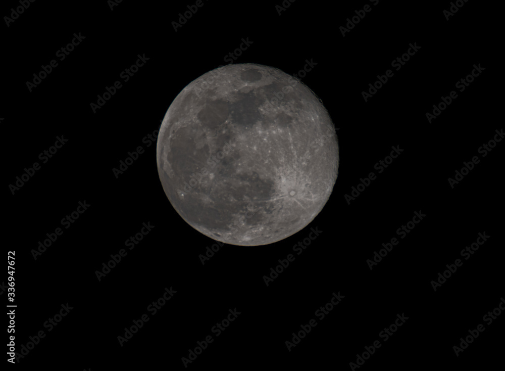 Obraz premium Super full moon on black night sky