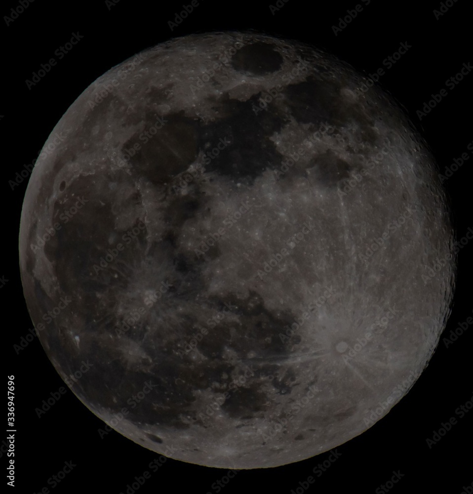 Obraz premium Super full moon on black night sky