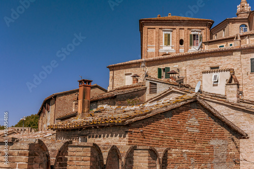 Obraz na płótnie Looking up over the rooftops of Corinaldo, Le Marche, Italy on a clear and warm summer morning. w salonie