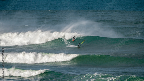 Surf ing big waves