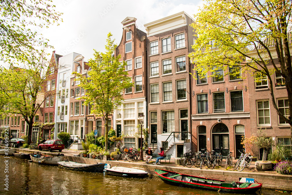 Amsterdam Pays-Bas des maisons dansantes sur le fleuve Amstel point de repère dans le vieux paysage de la ville européenne printanier