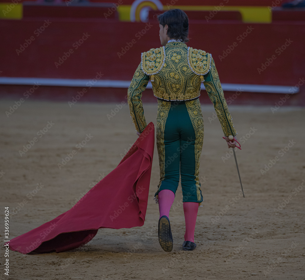 Naklejka premium TORERO QUE VA EMPEZAR LA FAENA 