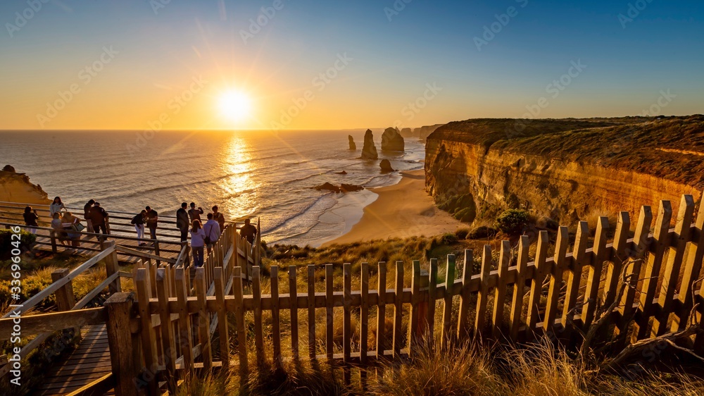 Obraz premium The Twelve Apostles rock formation along the Great Ocean Road in Victoria, Australia.
