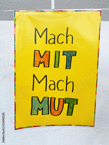 Mach Mit, Mach Mut - Spruch von Jugendlichen an einer Kirche zur Osterzeit photo