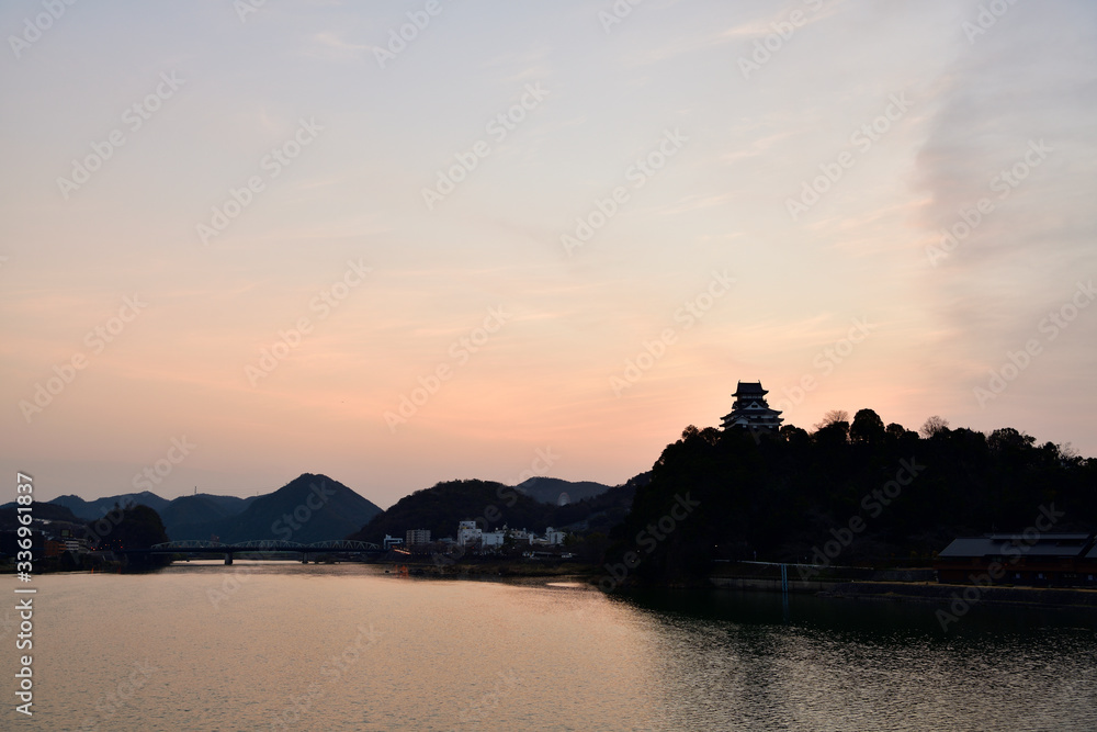 犬山城と日の出