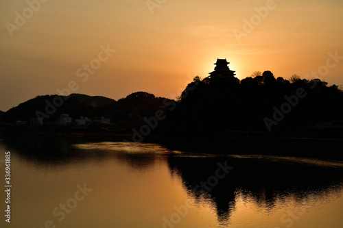 犬山城と日の出