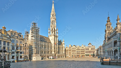 The main square from Brussels without any people © pbombaert