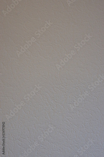 Weiße Wand mit feinem Muster in Tapete 