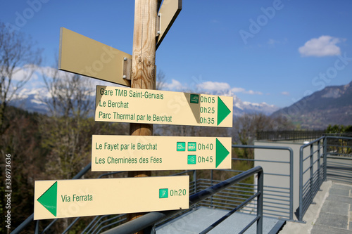 Signalisation de randonnée : Gare TMB Saint-Gervais. Le Berchat. Parc Thermal par le Berchat. Le Fayet par le Berchat. Les Cheminées des Fées. Via Ferrata. Saint-Gervais-les-Bains. Haute-Savoie. photo