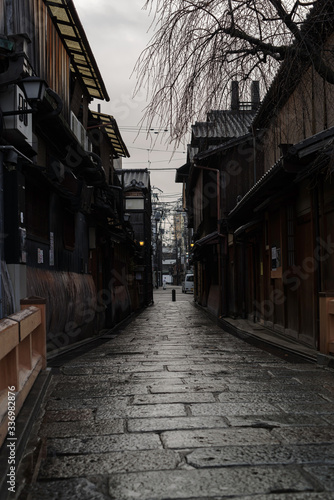 雨上がり、朝の京都・祇園白川巽橋界隈