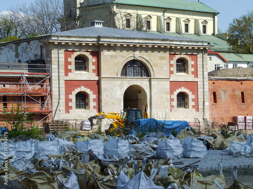 Zamość. Brama Szczebrzeska od zewnętrznej strony murów w trakcie renowacji. Katedra w tle. photo