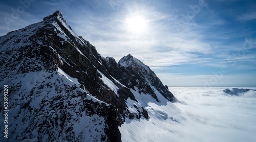 Obraz na plátne Wonderful picture of the snowy Mount Aspiring with the sea of ​​clouds below and