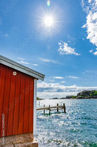 Rotes Bootshaus an der Küste bei Fjällbacka, Schweden