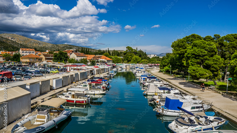 Widok na kanał w centrum miasta Trogir w Chorwacji z pięknym krajobrazem w tle.
