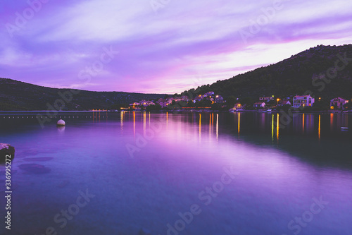 Fototapeta Naklejka Na Ścianę i Meble -  Purpurowy zachód słońca i krajobraz wybrzeża między Marina a Poljica w Chorwacji. 