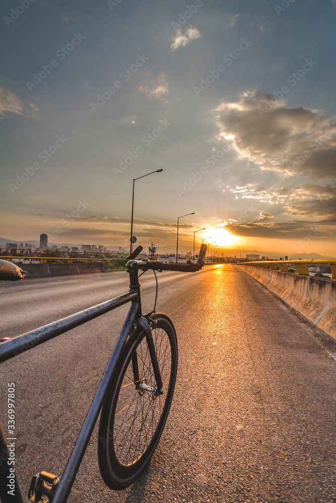 Fototapeta premium BICICLETA EN PUENTE AL ATARDECER SIN GENTE 