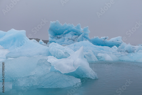Eisberge in isländischer Gletscherlagune Jökulsarlon, teilweise mit Seehunden. Gletscherabbruch.