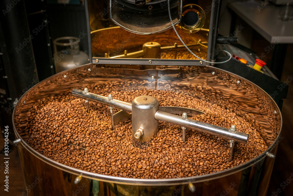 Coffee beans are mixed in the cooling cylinder Coffee beans are mixed in the cooling cylinder