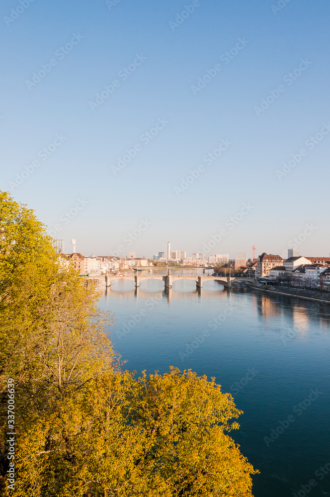 Obraz premium Basel, Rhein, Fluss, Rheinbrücke, Altstadt, Stadt, Basel-Stadt, Rheinufer, Altstadthäuser, Frühling, Grossbasel, Kleinbasel, Industrie, Schweiz