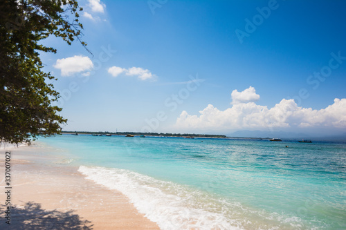 Fototapeta Naklejka Na Ścianę i Meble -  amazing landscape on the beach with sand and blue sky and little clouds in trawangan island in indonesia