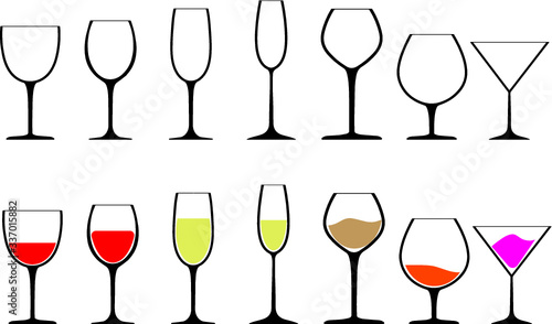 bichieri di vino e calici con bevanda alcolica