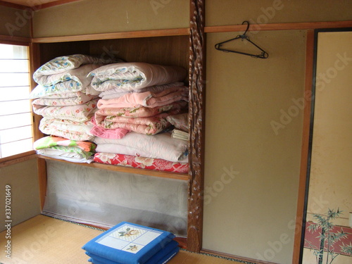 It is a mountain hut in Gunma. Hunters rest here and go hunting.
