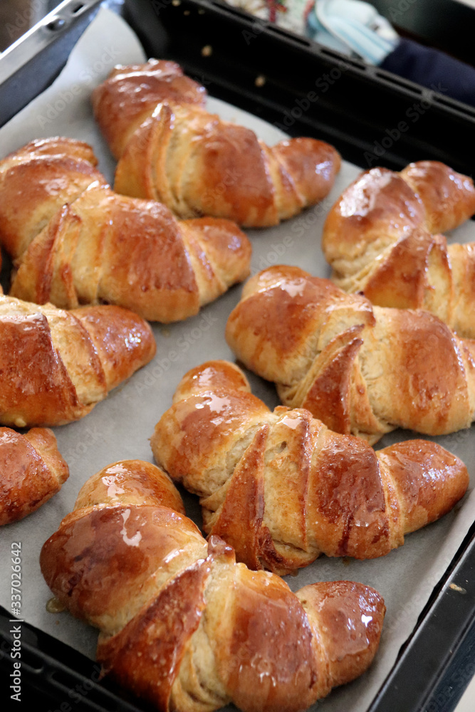 CROISSANT APPENA SFORNATI CROISSANT APPENA SFORNATI
