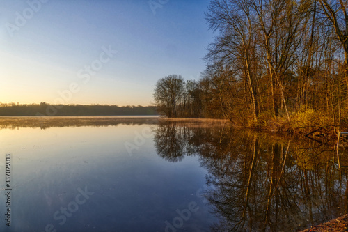 Morgens an einem See der Seenplatte in Duisburg