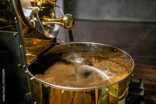 Coffee beans are mixed in the cooling cylinder