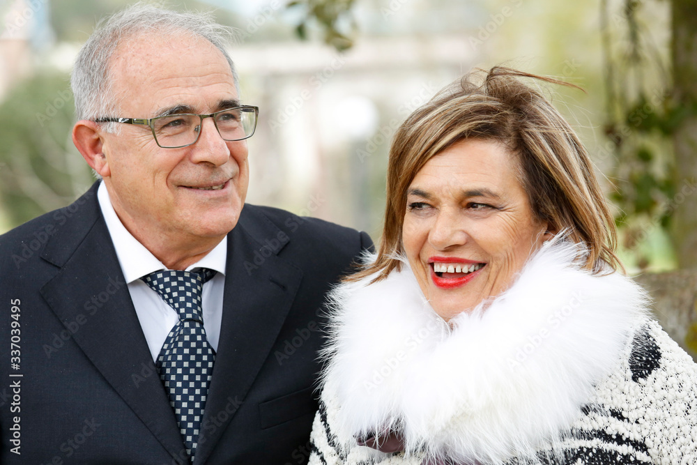 Φωτογραφία Bellissima coppia di anziani vestiti eleganti si abbraccia affettuosamente - sfo