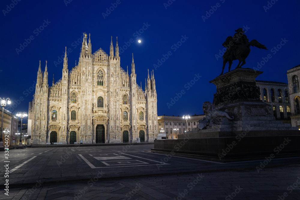 Piazza del Duomo desolata durante la quarantena causata dal Corona Virus a Milano - Italia.
