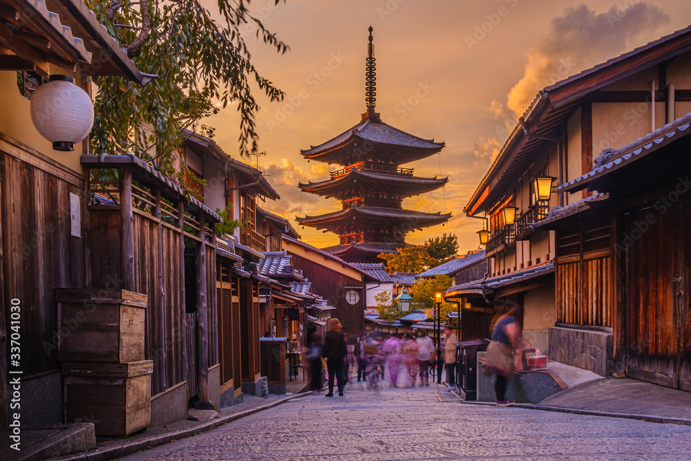 Obraz premium Beautiful sunset at Yasaka Pagoda and Sannen Zaka Street in summer, Kyoto, Japan. Yasaka Pagoda is the famous landmark and travel attraction of Kyoto.