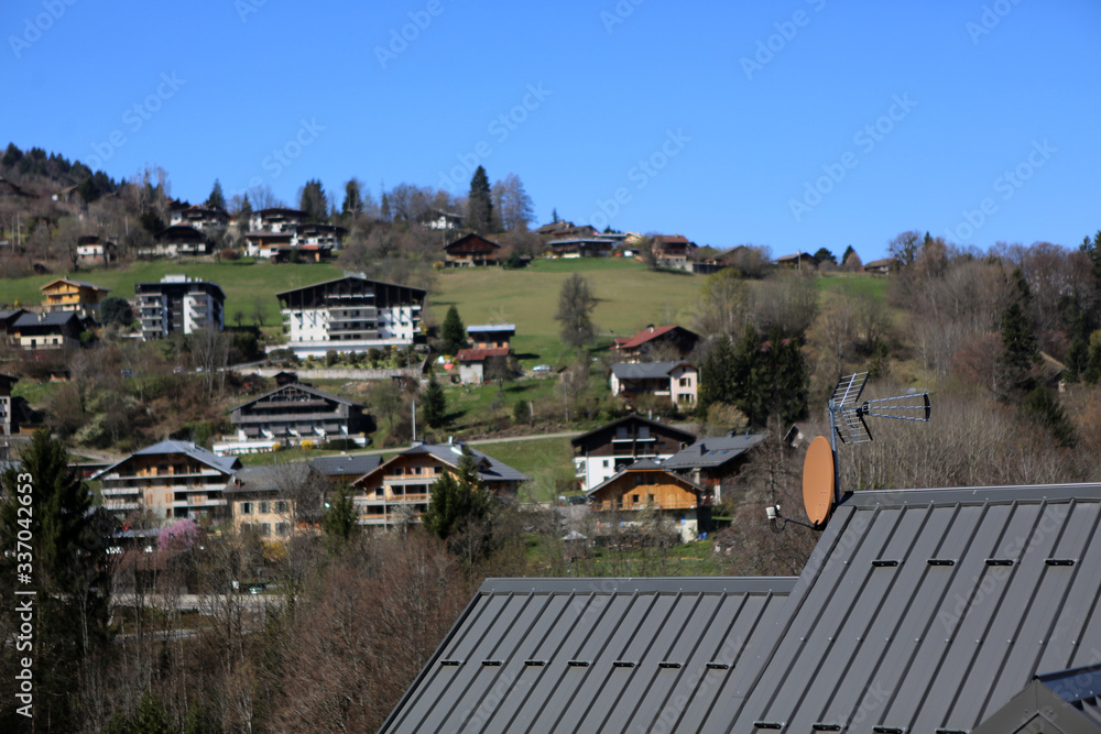 Antenne parabolique sur la toiture d'une habitation. Alpes Françaises. Saint-Gervais-les-Bains. Haute-Savoie. France. Antenne parabolique sur la toiture d'une habitation. Alpes Françaises. Saint-Gervais-les-Bains. Haute-Savoie. France.