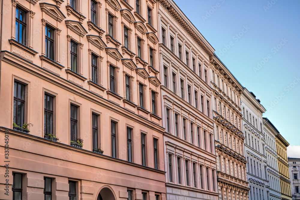 berlin, deutschland - sanierte altbauten in kreuzberg