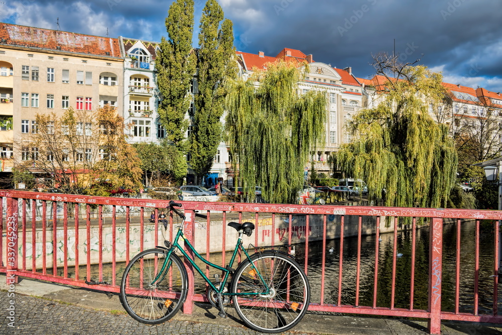 berlin, deutschland - brücke mit fahrrad am maybachufer in kreuzberg