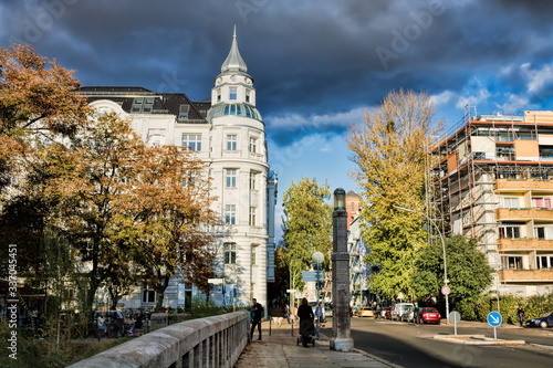 Obraz na płótnie berlin, deutschland - brücke am maybachufer in neukölln w salonie