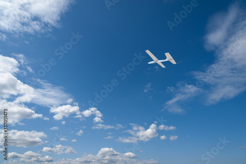 青空に紙飛行機