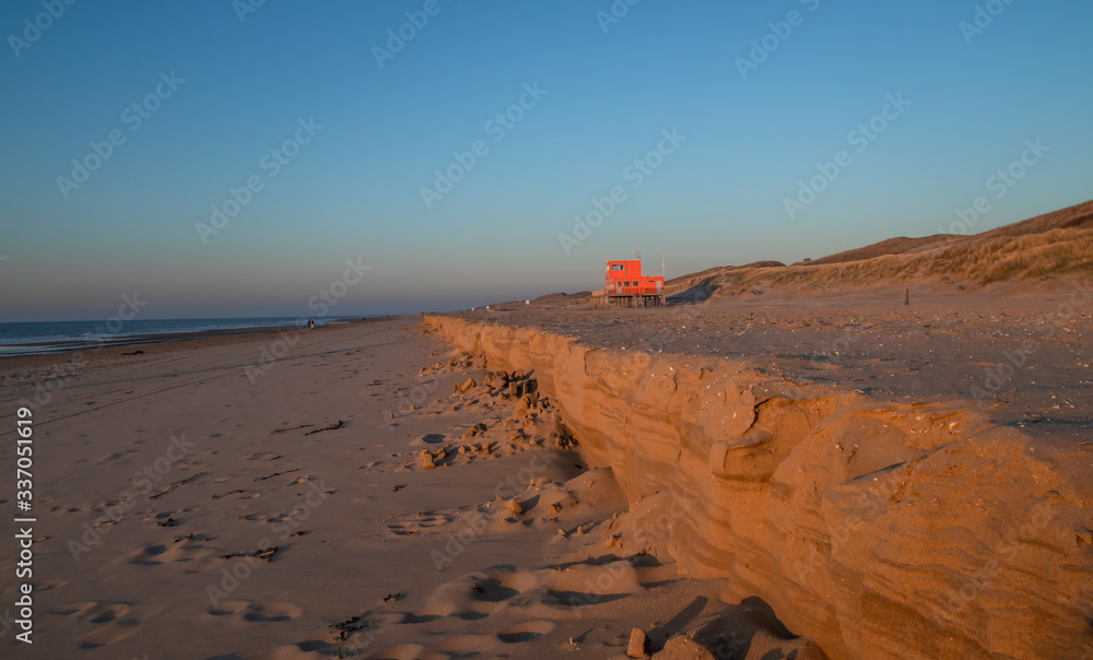 Zachód słońca na plaży w Callantsoog, Holandia Północna