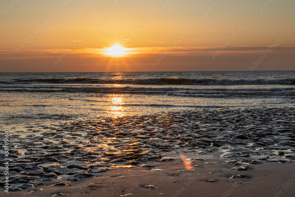 Obraz na płótnie Zachód słońca na plaży w Callantsoog, Holandia Północna w salonie